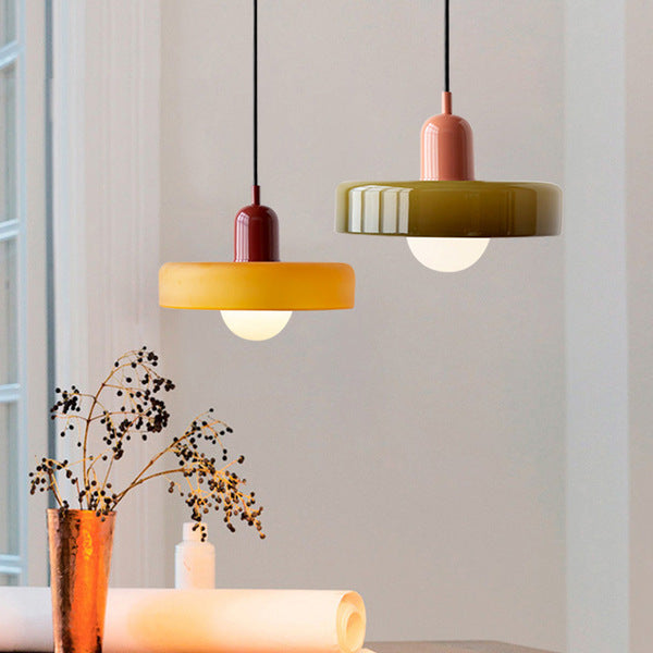 Design hanglamp met kleurrijk glas, Bauhaus stijl, brengt sfeer en verlichting in je interieur.