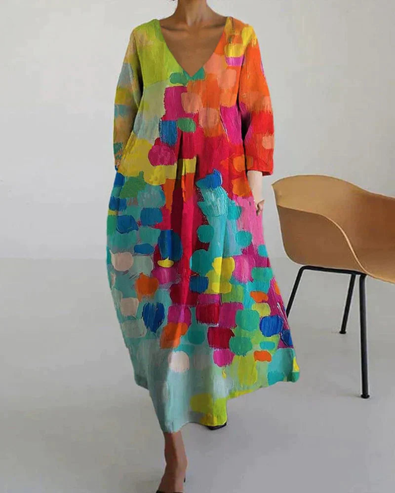 Kleurrijke bedrukte damesjurk met V-hals, model Kim. Comfortabele en stijlvolle lente/zomerjurk voor casual gelegenheden.