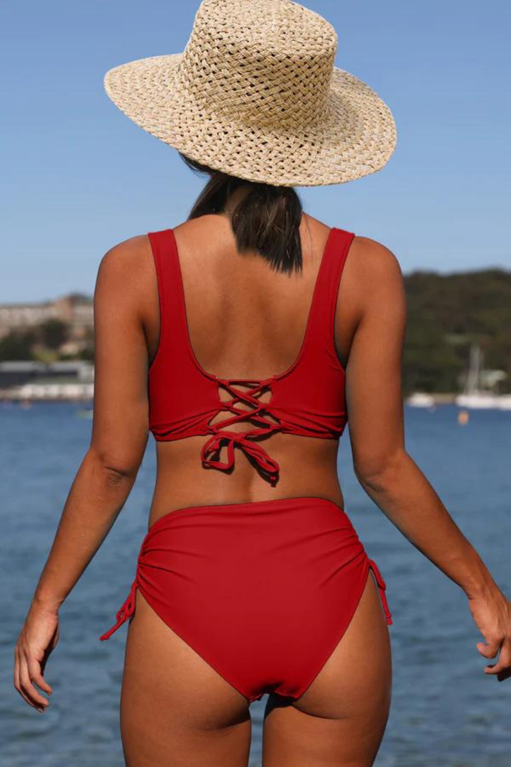 Must-have zomer bikini voor dames: kleurrijk met trekkoord en uniek twistdetail voor een trendy look.