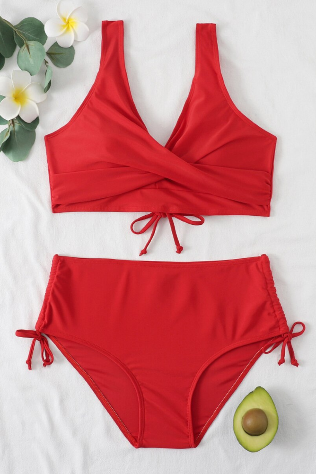 Kleurrijke dames bikini met trekkoord verstelbaar detail en modieus twistdesign. Perfecte zwemkleding.