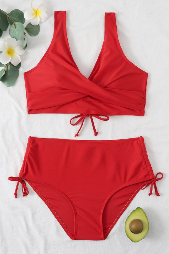 Kleurrijke dames bikini met trekkoord verstelbaar detail en modieus twistdesign. Perfecte zwemkleding.