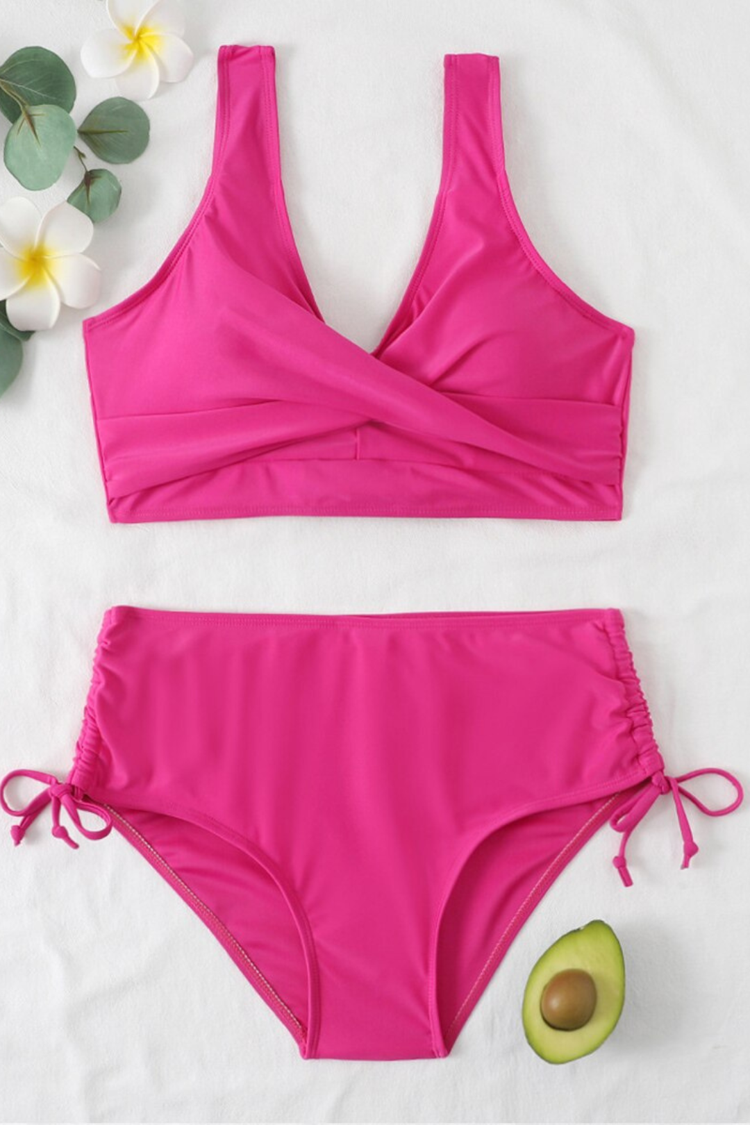 Vrolijke strandmode: dames bikini met levendige kleuren, trekkoord en uniek twistdetail design.