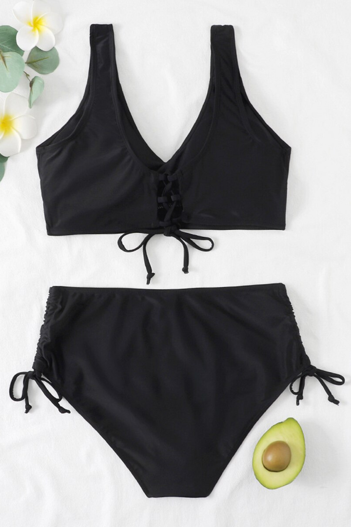 Vrolijke dames bikini set, ideaal voor strand en zwembad, met trekkoord en decoratief twistdetail.