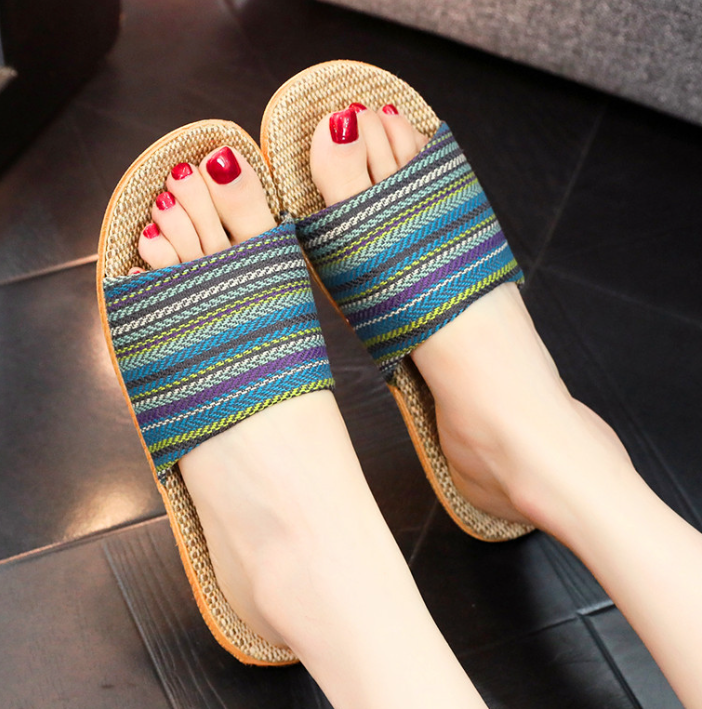 Lichte Dames Boho Strandslippers Livia. Comfortabele kleurrijke sandalen, ideaal voor strand, zwembad en vakantie.