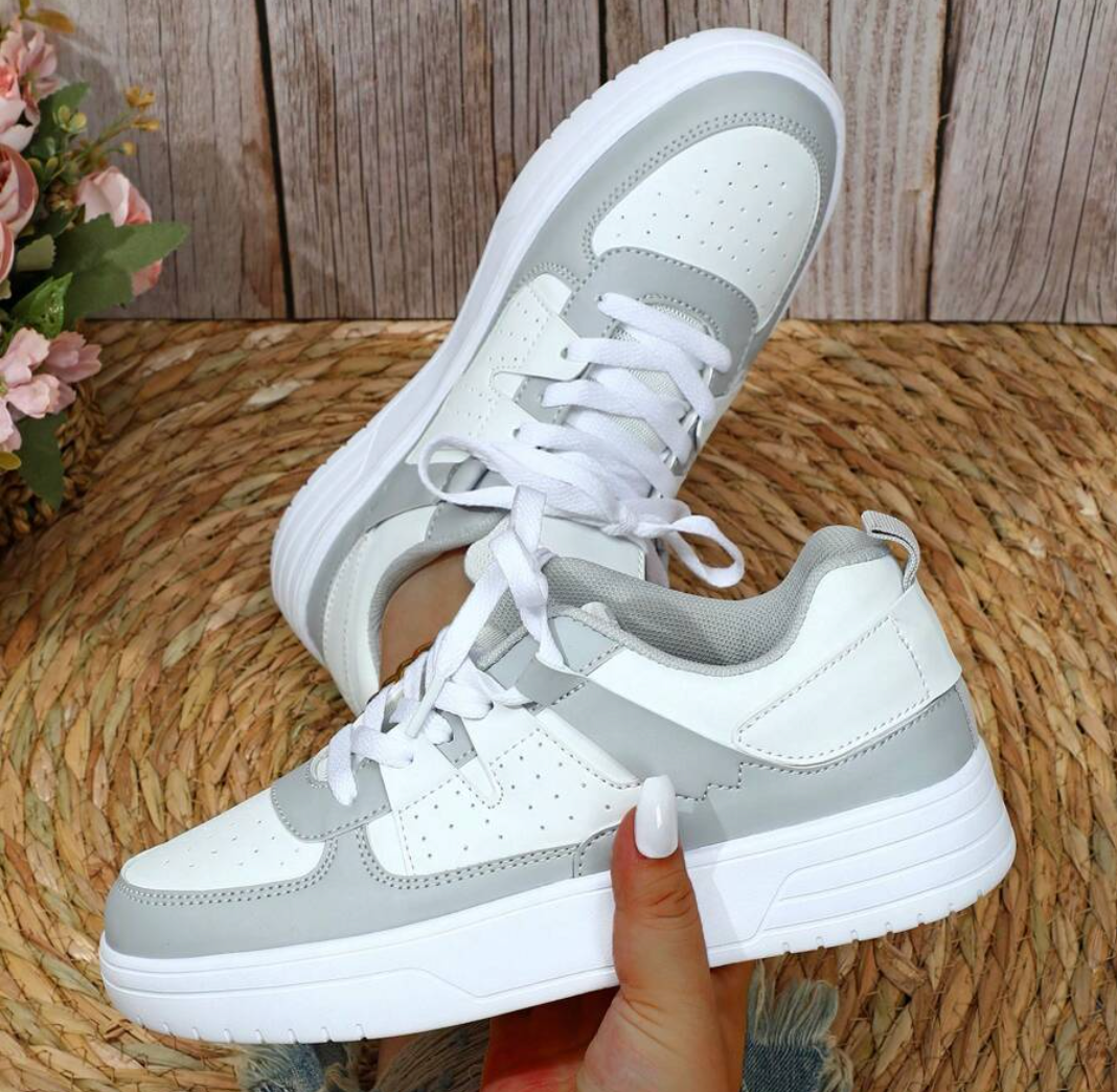 Kleurrijke dames sneakers met wit, blauw, zwart en roze design, ademend materiaal en ergonomische pasvorm voor comfort.