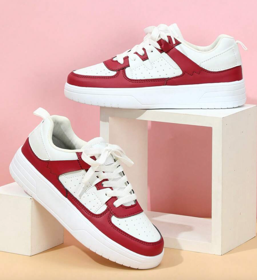 Kleurrijke dames sneakers met wit, blauw, zwart en roze design, ademend materiaal en ergonomische pasvorm voor comfort.