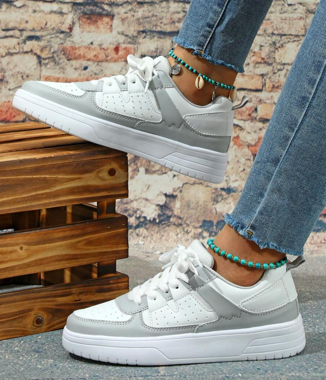 Kleurrijke dames sneakers met wit, blauw, zwart en roze design, ademend materiaal en ergonomische pasvorm voor comfort.