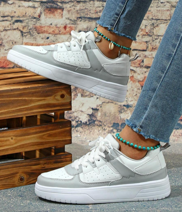 Kleurrijke dames sneakers met wit, blauw, zwart en roze design, ademend materiaal en ergonomische pasvorm voor comfort.