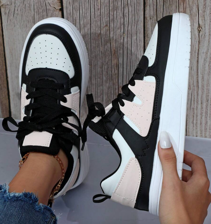 Kleurrijke dames sneakers met wit, blauw, zwart en roze design, ademend materiaal en ergonomische pasvorm voor comfort.