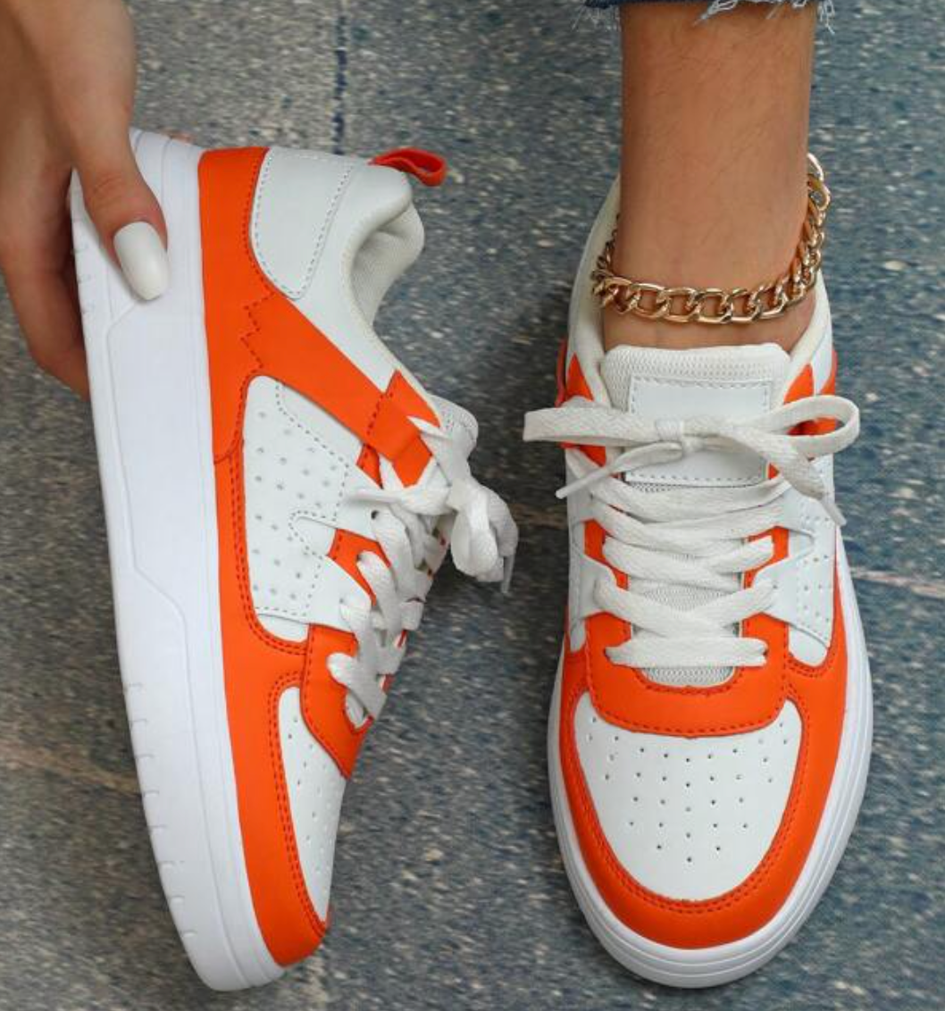 Kleurrijke dames sneakers met wit, blauw, zwart en roze design, ademend materiaal en ergonomische pasvorm voor comfort.