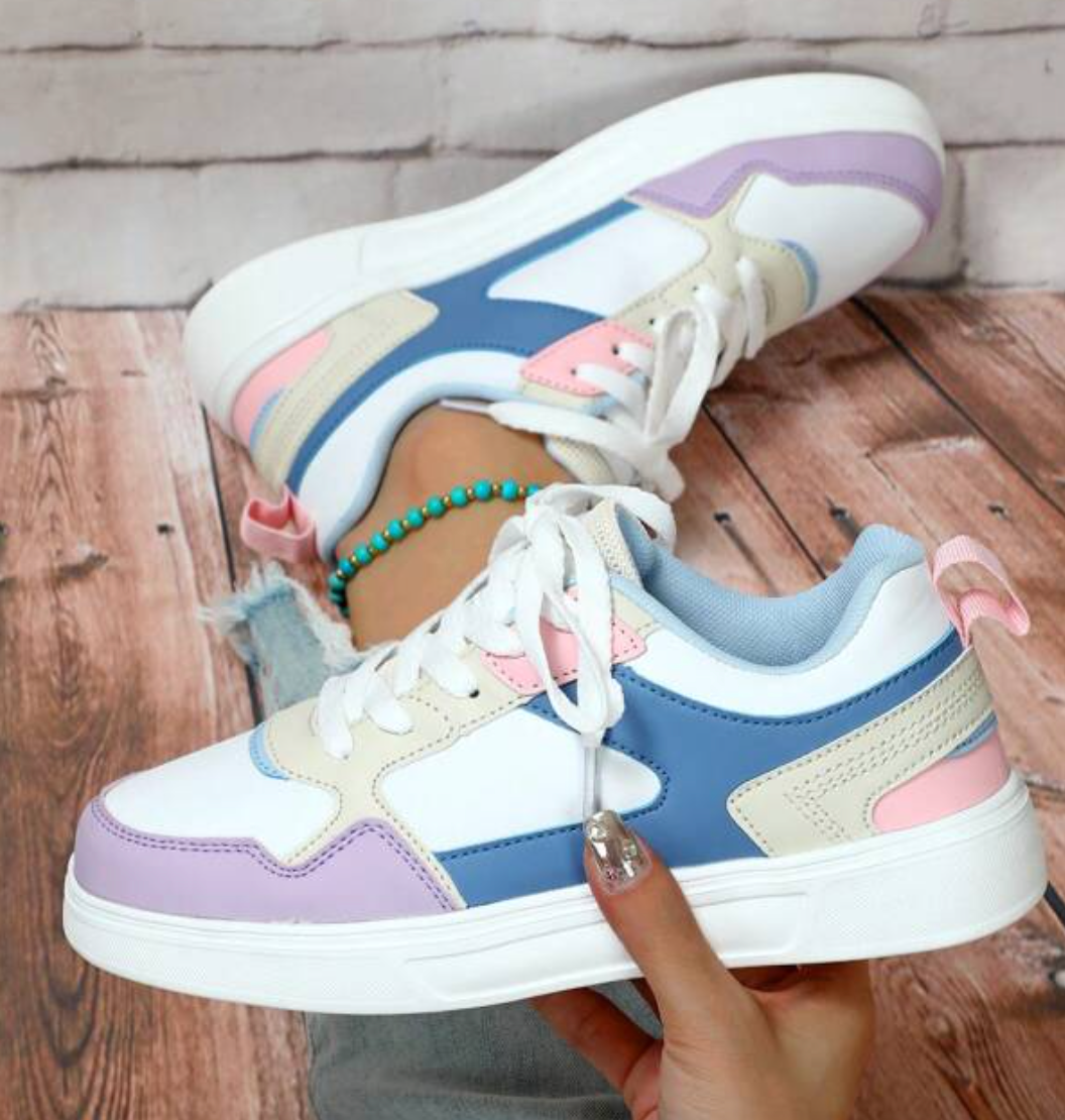 Kleurrijke dames sneakers met wit, blauw, zwart en roze design, ademend materiaal en ergonomische pasvorm voor comfort.