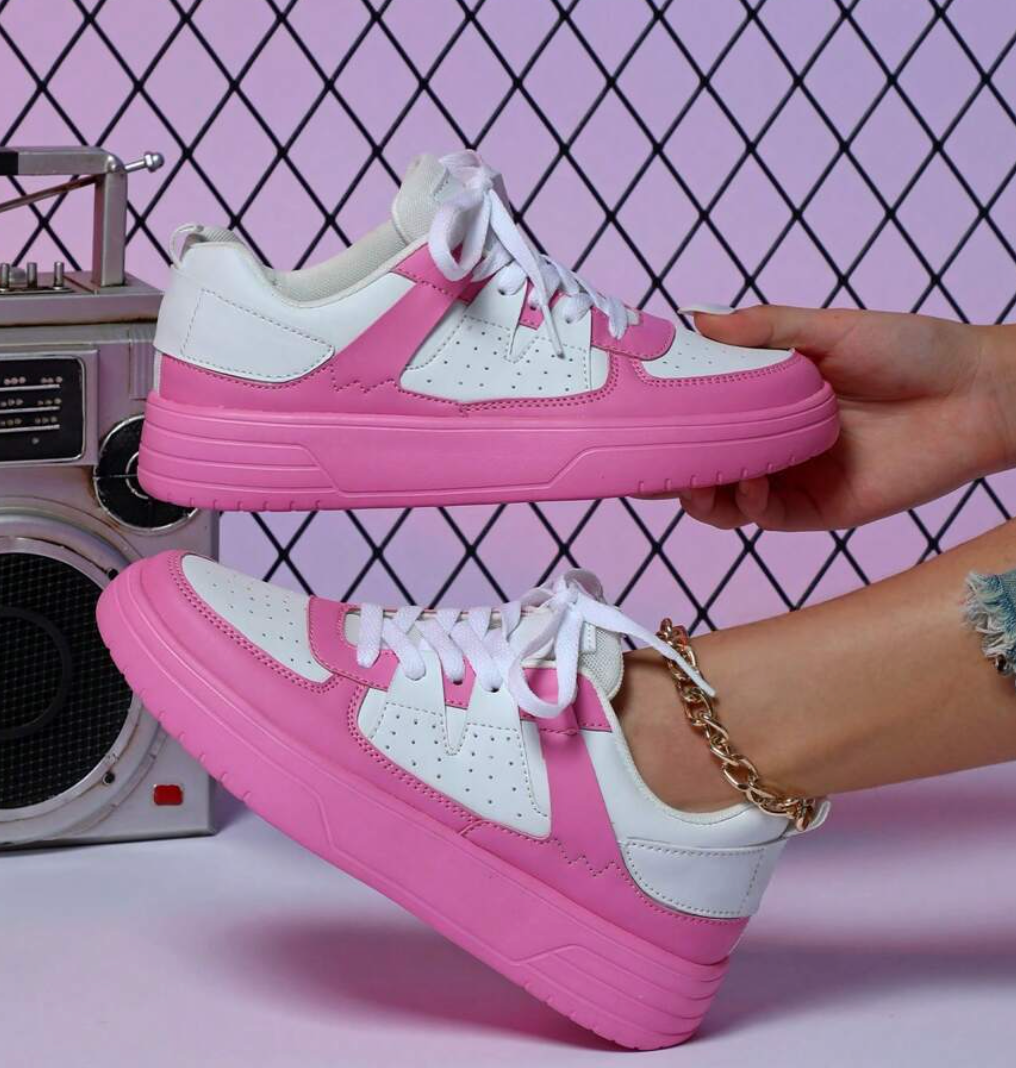 Kleurrijke dames sneakers met wit, blauw, zwart en roze design, ademend materiaal en ergonomische pasvorm voor comfort.