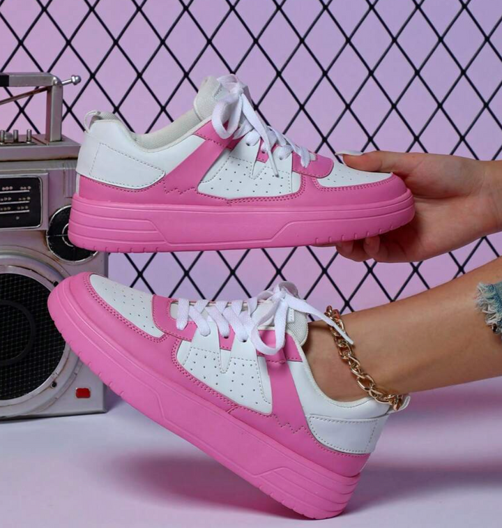 Kleurrijke dames sneakers met wit, blauw, zwart en roze design, ademend materiaal en ergonomische pasvorm voor comfort.