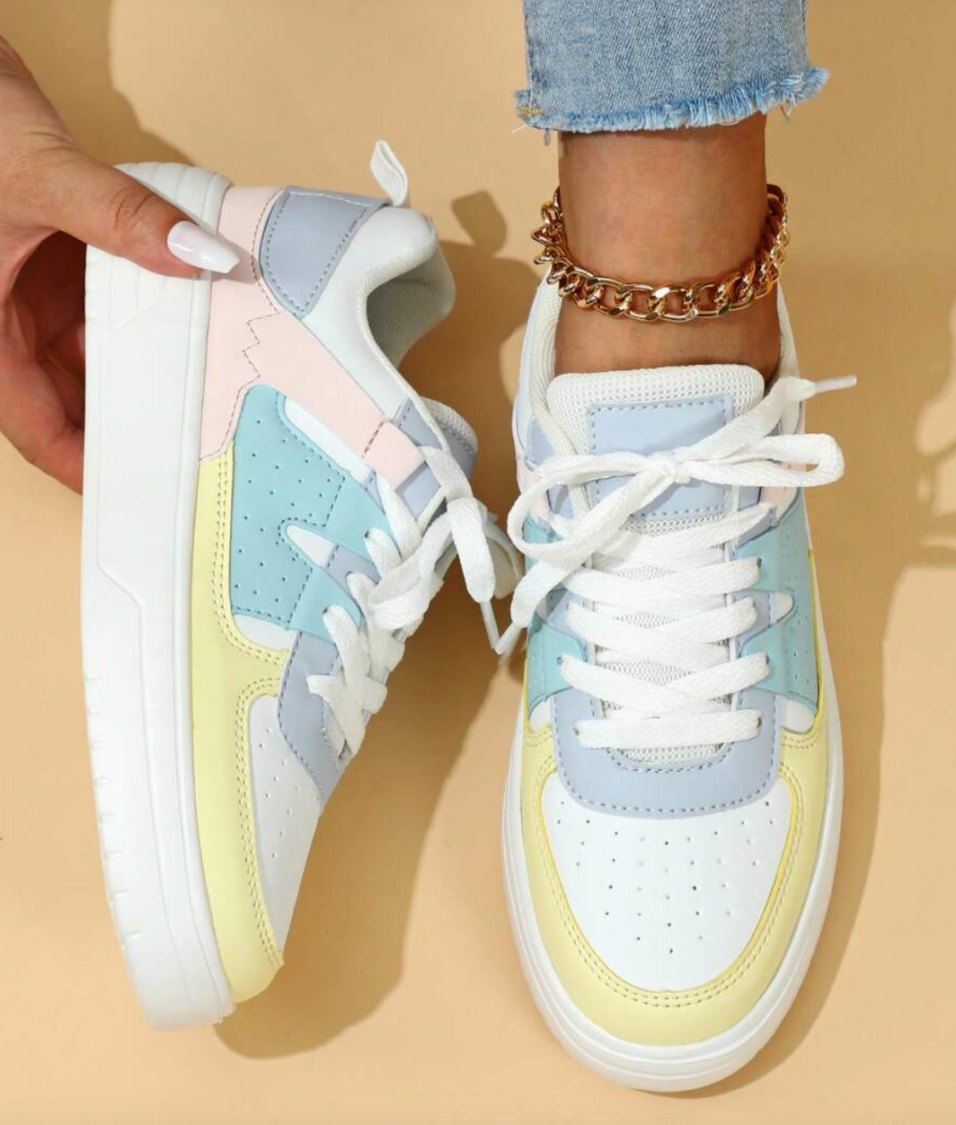 Kleurrijke dames sneakers met wit, blauw, zwart en roze design, ademend materiaal en ergonomische pasvorm voor comfort.