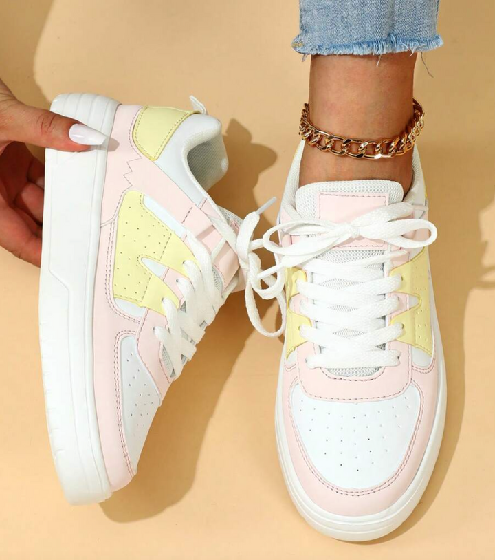 Kleurrijke dames sneakers met wit, blauw, zwart en roze design, ademend materiaal en ergonomische pasvorm voor comfort.