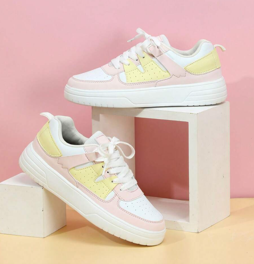 Kleurrijke dames sneakers met wit, blauw, zwart en roze design, ademend materiaal en ergonomische pasvorm voor comfort.