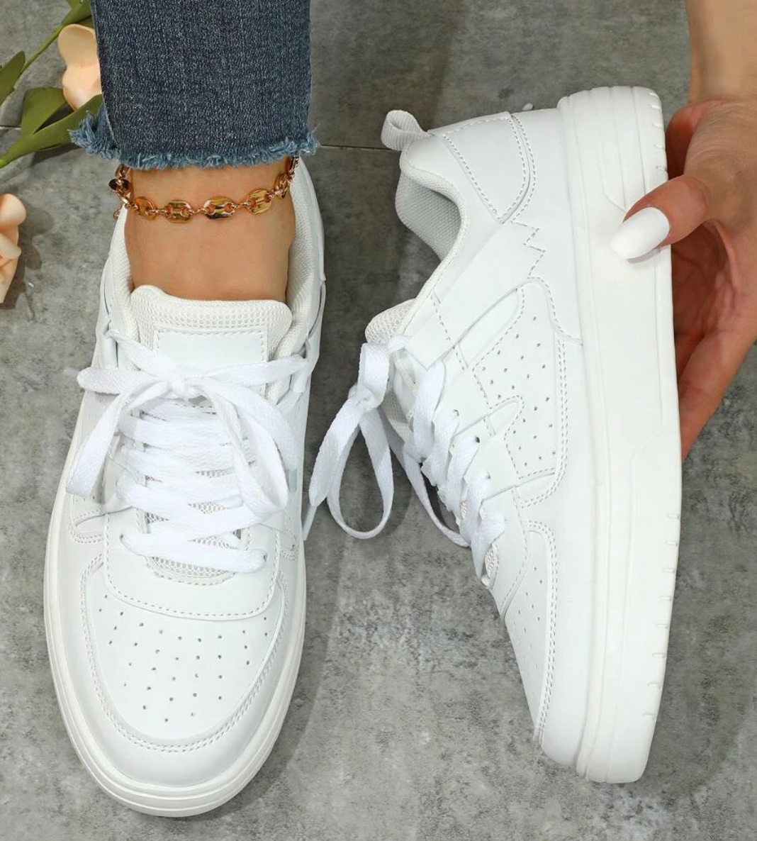 Kleurrijke dames sneakers met wit, blauw, zwart en roze design, ademend materiaal en ergonomische pasvorm voor comfort.