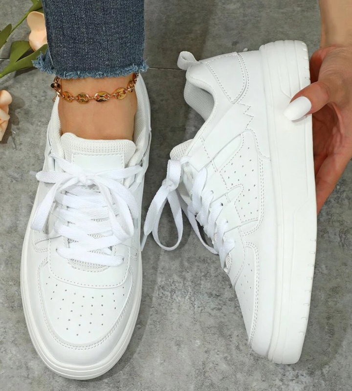 Kleurrijke dames sneakers met wit, blauw, zwart en roze design, ademend materiaal en ergonomische pasvorm voor comfort.