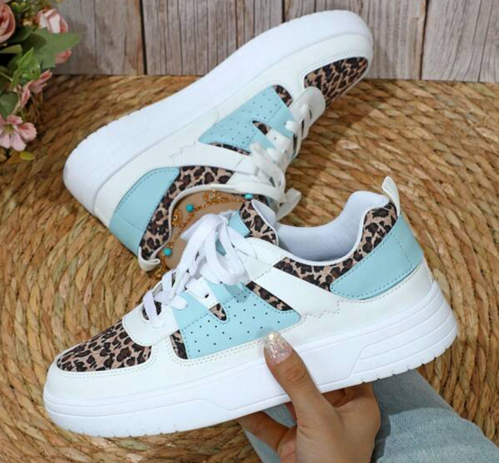 Kleurrijke dames sneakers met wit, blauw, zwart en roze design, ademend materiaal en ergonomische pasvorm voor comfort.