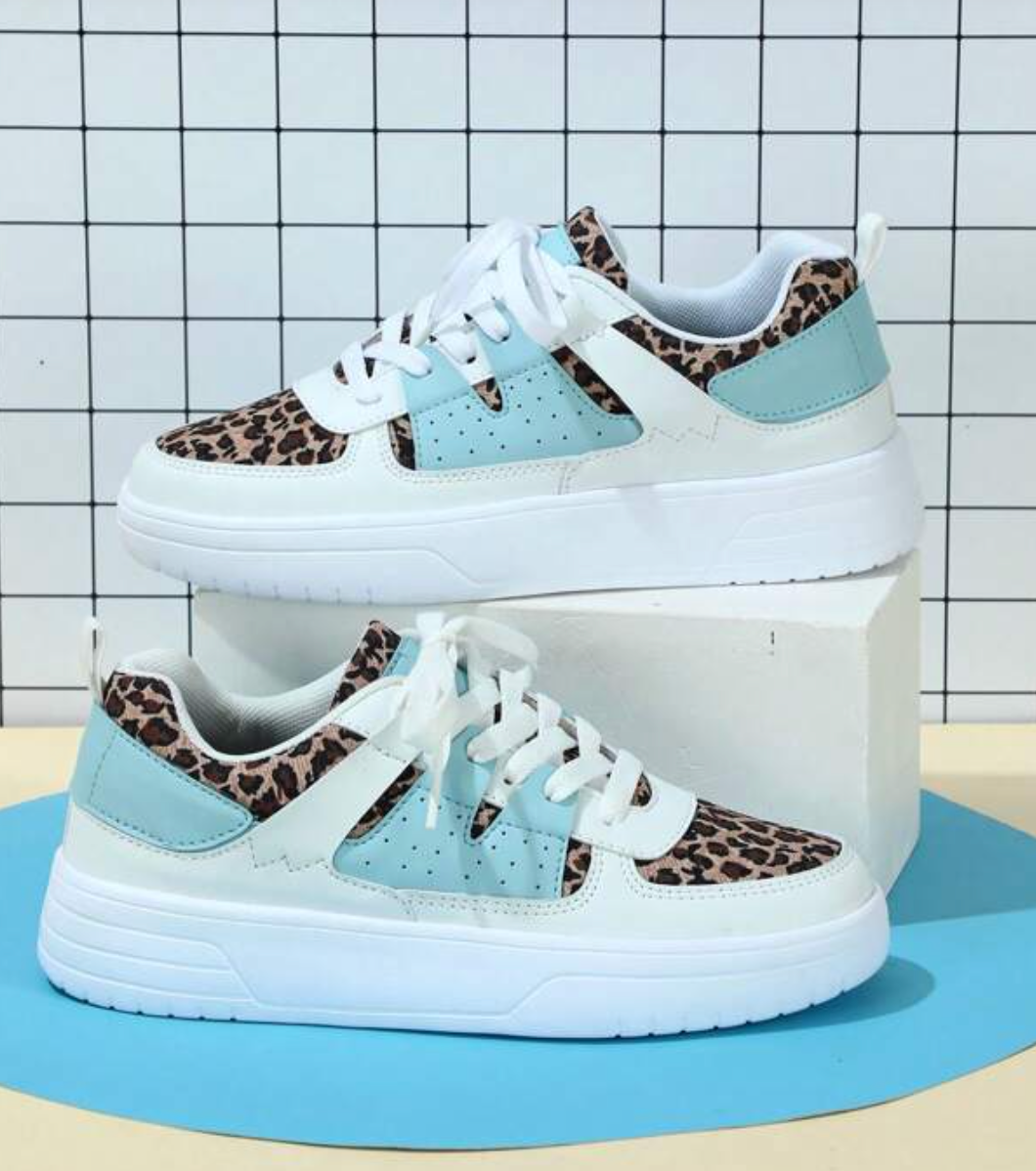 Kleurrijke dames sneakers met wit, blauw, zwart en roze design, ademend materiaal en ergonomische pasvorm voor comfort.