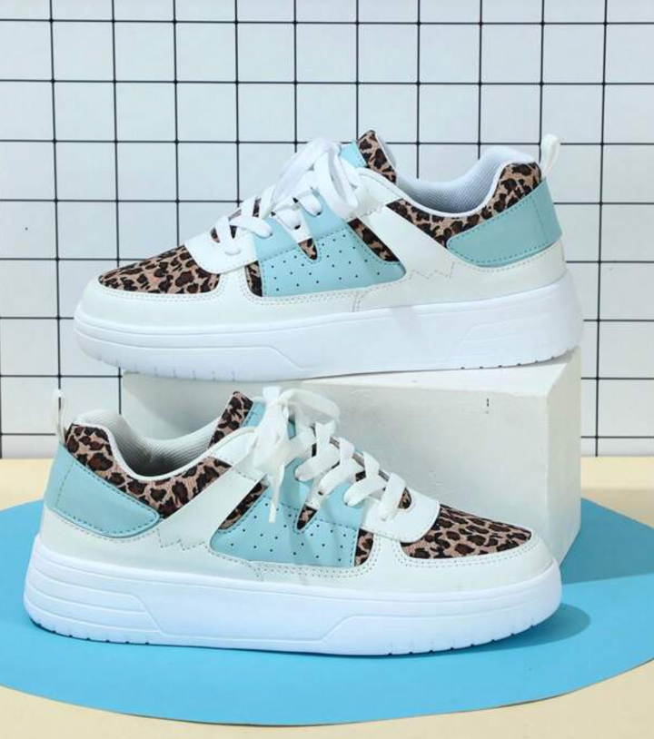 Kleurrijke dames sneakers met wit, blauw, zwart en roze design, ademend materiaal en ergonomische pasvorm voor comfort.