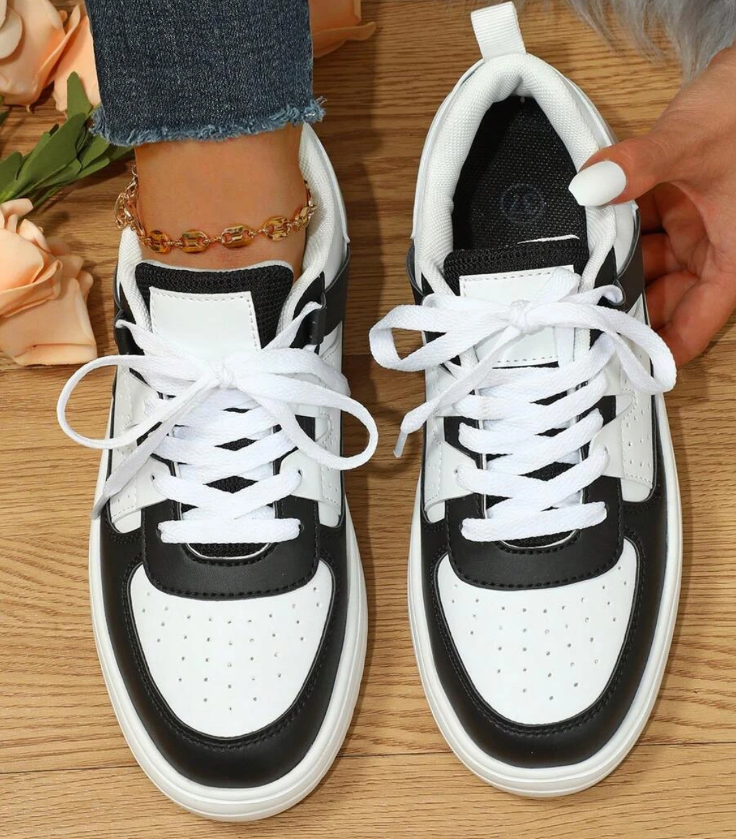 Kleurrijke dames sneakers met wit, blauw, zwart en roze design, ademend materiaal en ergonomische pasvorm voor comfort.