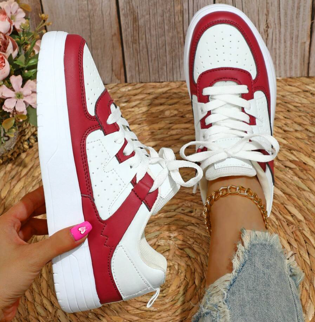 Kleurrijke dames sneakers met wit, blauw, zwart en roze design, ademend materiaal en ergonomische pasvorm voor comfort.