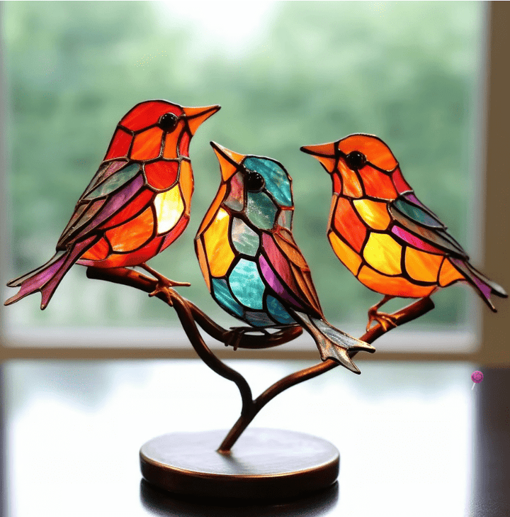 Prachtige kleurrijke vogels in glas-in-lood-stijl, een uniek kunstobject als woondecoratie.