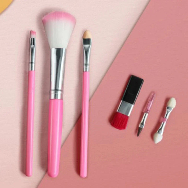 "Kleurrijke kinder make-up set met lippenstift en oogschaduw; veilig, niet-toxisch, ideaal voor creatief spel."