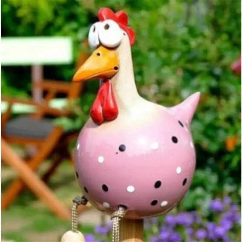 Charmante tuinkip, een kleurrijk buitenbeeldje dat elke buitenruimte opfleurt. Ideaal geschenk.