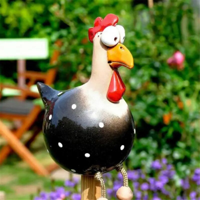 Handgeschilderde decoratiekip voor uw tuin. Deze vrolijke tuindecoratie is weerbestendig.