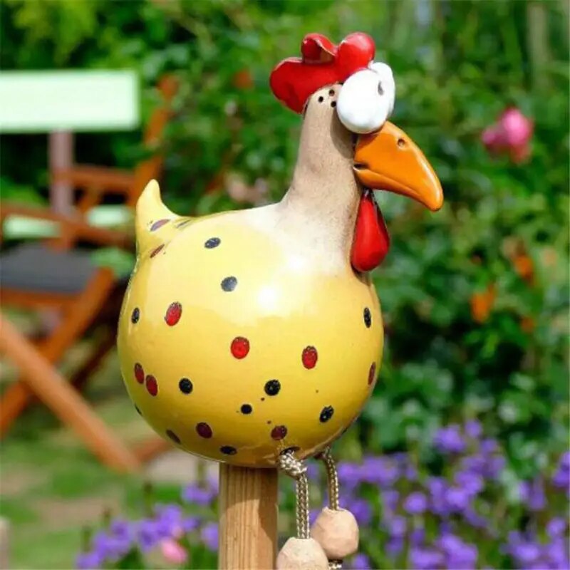 Een decoratieve kip met heldere tinten, perfect als balkondecoratie of tuinbeeld voor extra sfeer.