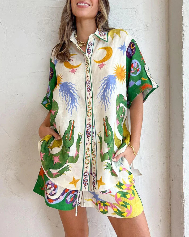Kleurrijke tweedelige dames zomerset Mira, comfortabel en luchtig, perfect voor casual dagen of een zonnige vakantie.