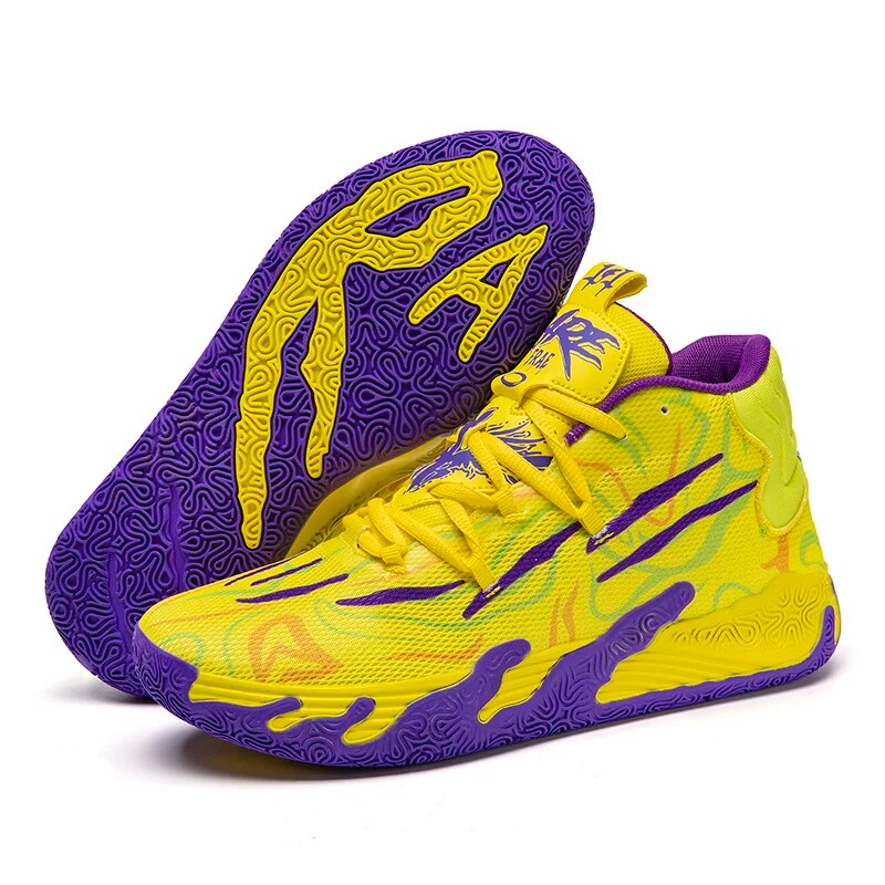 Kobe heren basketbalschoenen in een sportieve pose, biedt stabiliteit en comfort voor snelle bewegingen en sprongen.