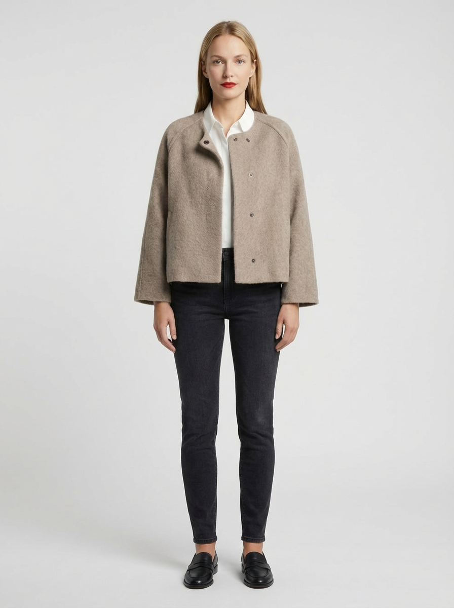 Korte dames tussenjas met knopen. Stijlvolle overgangsjas, perfect voor lente en herfst.