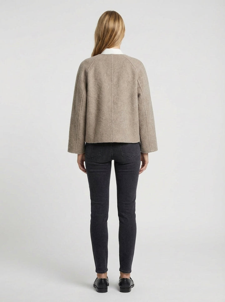 Elegante dames tussenjas, kort model met knopen, gemaakt van comfortabele katoenmix.