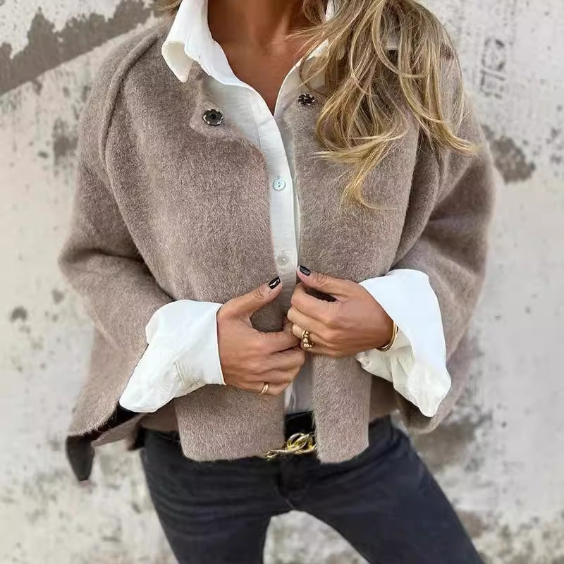 Casual knopenjas voor dames, korte lengte, ideaal als lentejas of herfstjas. Veelzijdig en stijlvol.