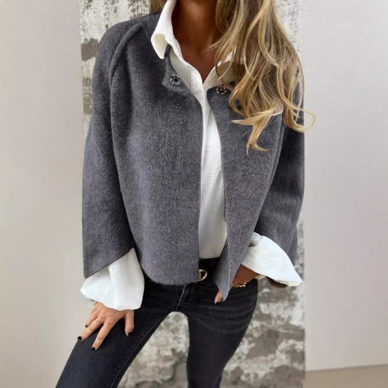 Modieuze korte tussenjas met knopen voor dames. Perfecte bovenkleding voor een stijlvolle look.