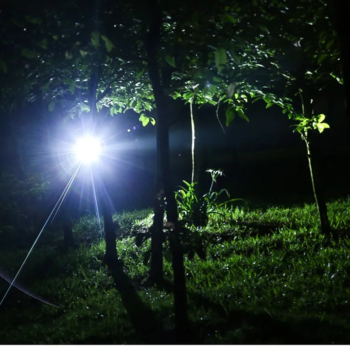 Heldere LED koplamp met zoom en waterbestendigheid, ideaal voor avondwandelen en off-road fietsen.