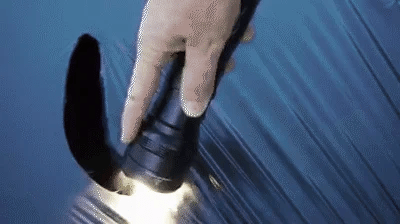 Krachtige 100.000 lumen LED zaklamp, oplaadbaar en waterbestendig voor elk outdoor gebruik.