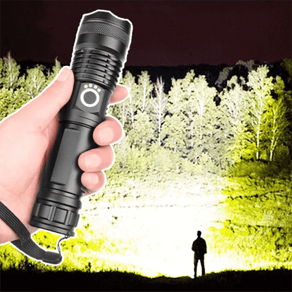 Oplaadbare XHP50.2 zaklamp verlicht kampeerterrein helder, perfect voor nachtelijke avonturen in de natuur.