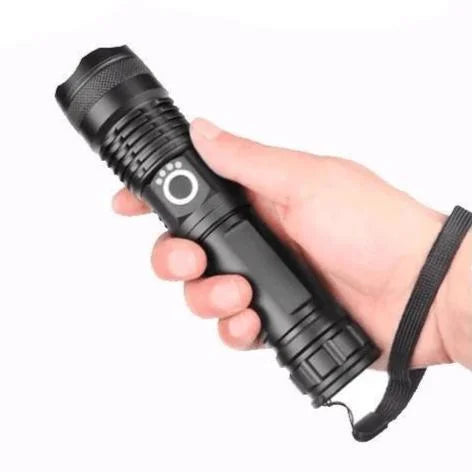 Superheldere zaklamp met instelbare zoomfunctie, focusserend op verre objecten tijdens buitenactiviteiten.