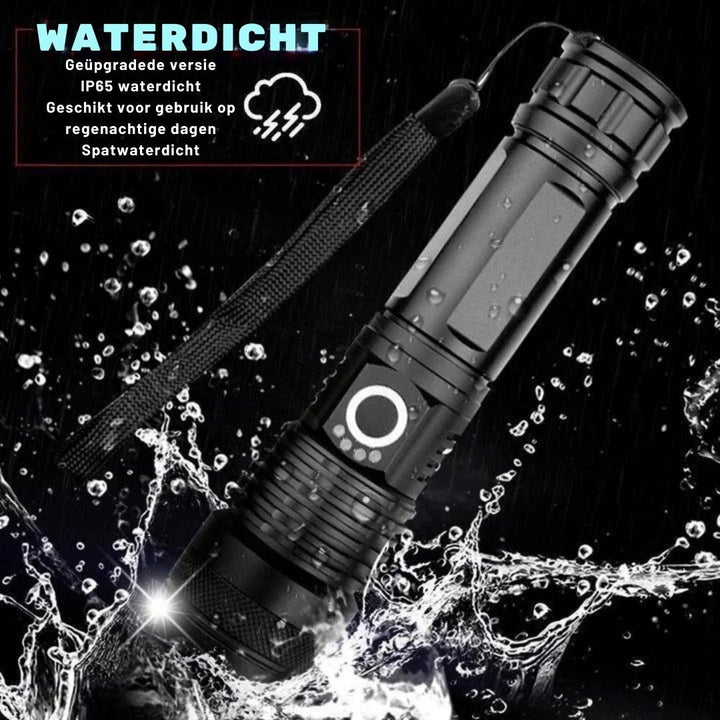 Waterbestendige XHP50.2 LED zaklamp in de regen, robuust en betrouwbaar voor elk weer.