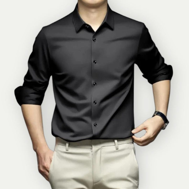 Man draagt een kreukvrij slim fit herenoverhemd, staand met een zelfverzekerde en professionele uitstraling.