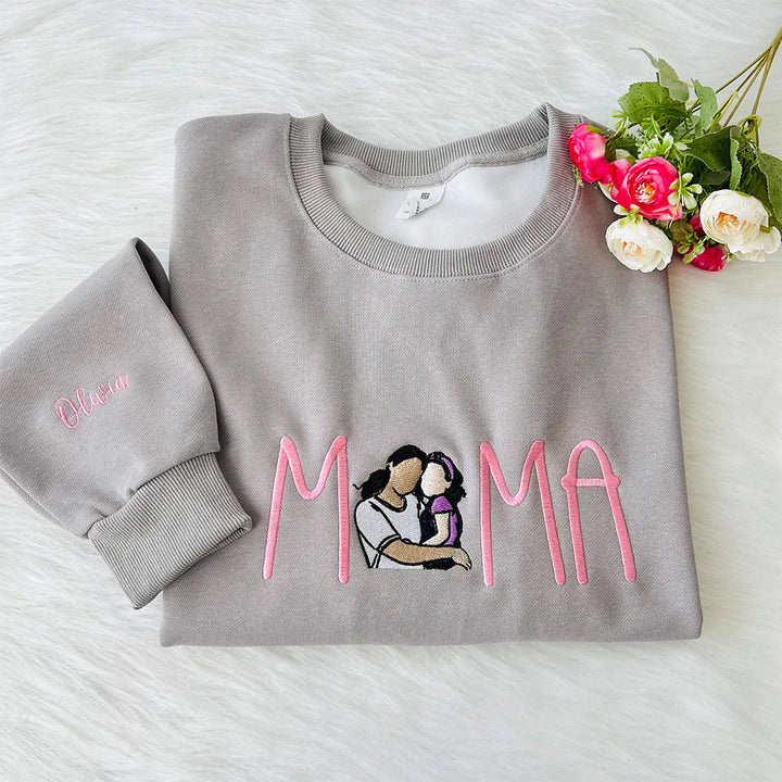 Gepersonaliseerd grijs sweatshirt met geborduurd portret en naam op de mouw