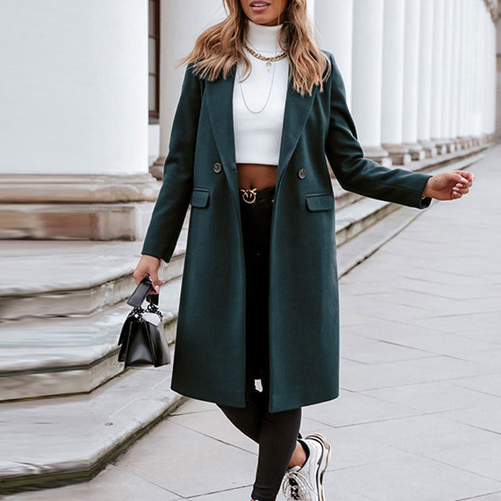 Trendy lange damesjas met knopen. Een modieuze must-have voor elke fashionista, elegant en veelzijdig.