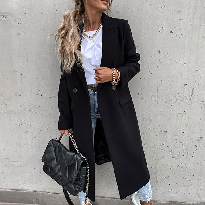 Elegante lange dames manteljas met knopen. Toont het profiel en de slanke pasvorm, modieus en chic.