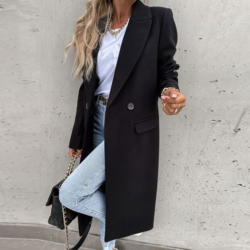 Fraaie lange dames overjas met knopen. Benadrukt rugdetails en soepele stof, voor een stijlvolle look.