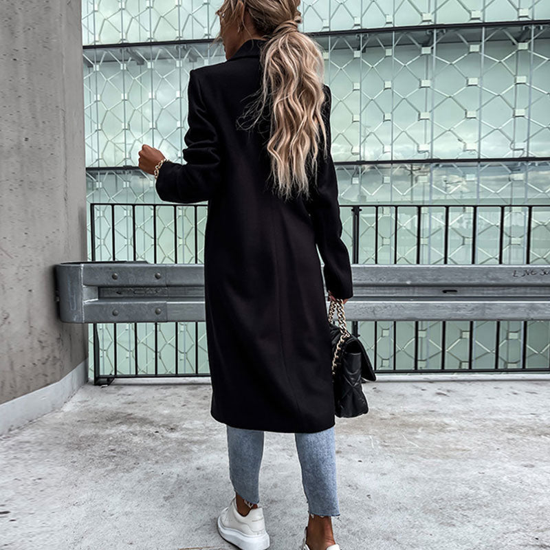 De perfecte lange damesjas: stijlvol, veelzijdig en met praktische knopen. Essentiële fashion.