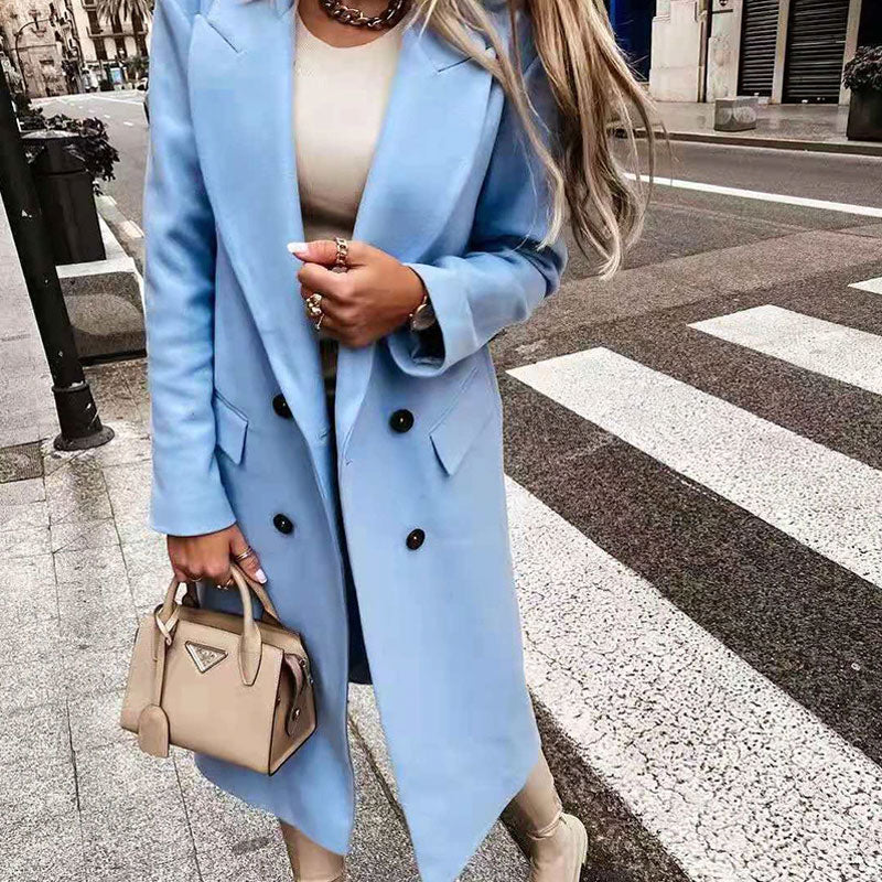 Stijlvolle lange damesjas met knoopsluiting. Perfecte, elegante overjas voor modebewuste vrouwen.
